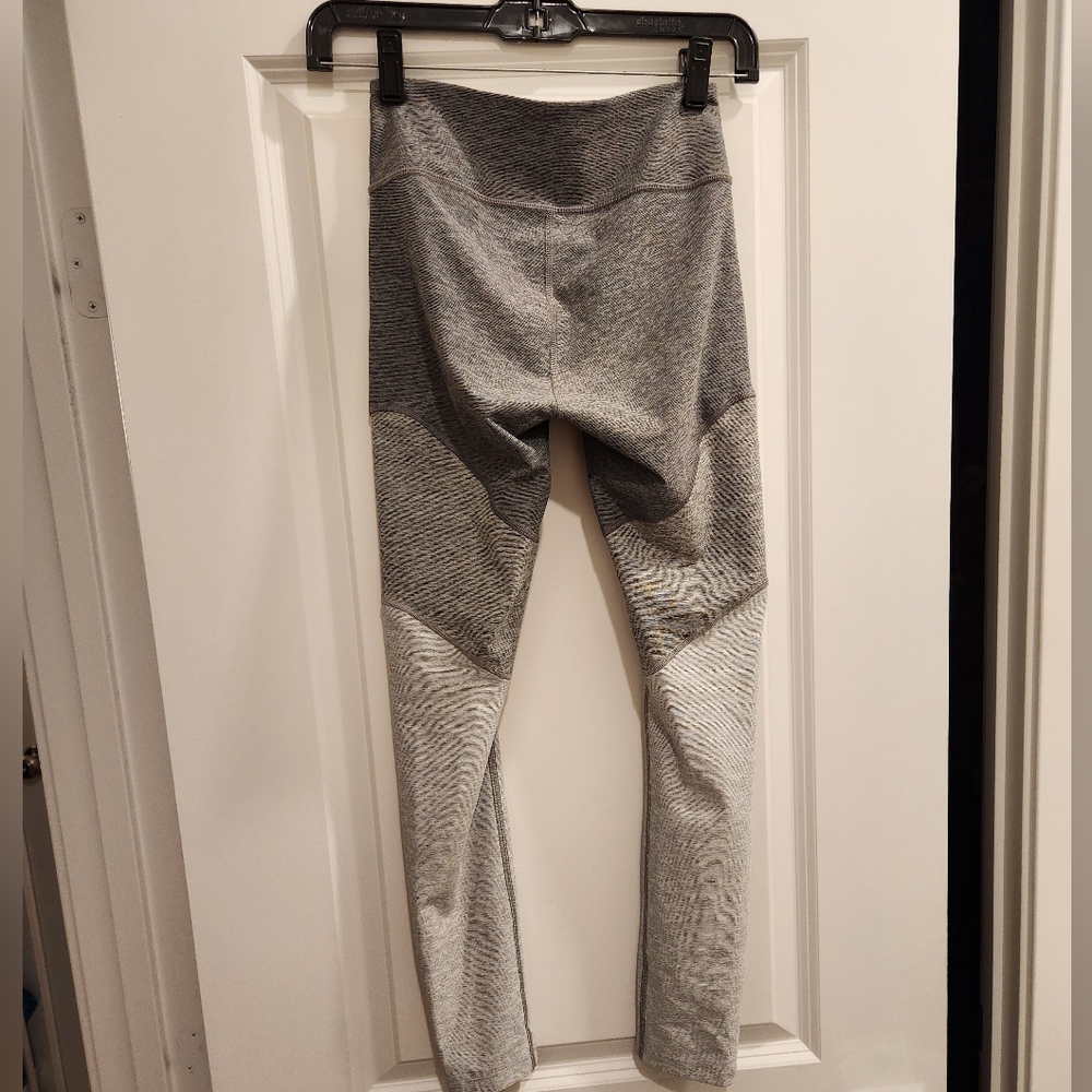 Outdoor Voices Grey color block 7/8 leggings size xs - Picture 5 of 5